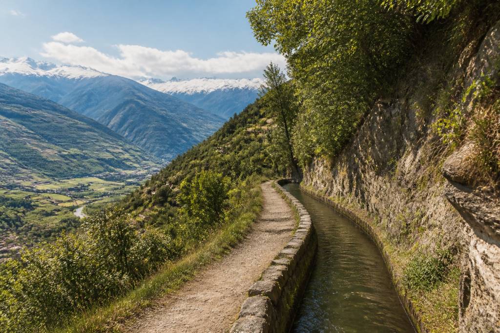 Bisse de Clavau: wanderung entlang des historischen wasserkanals im Wallis